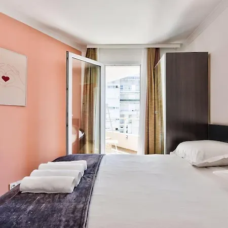 Superbe T2 - A Proximite De La Defense 4*